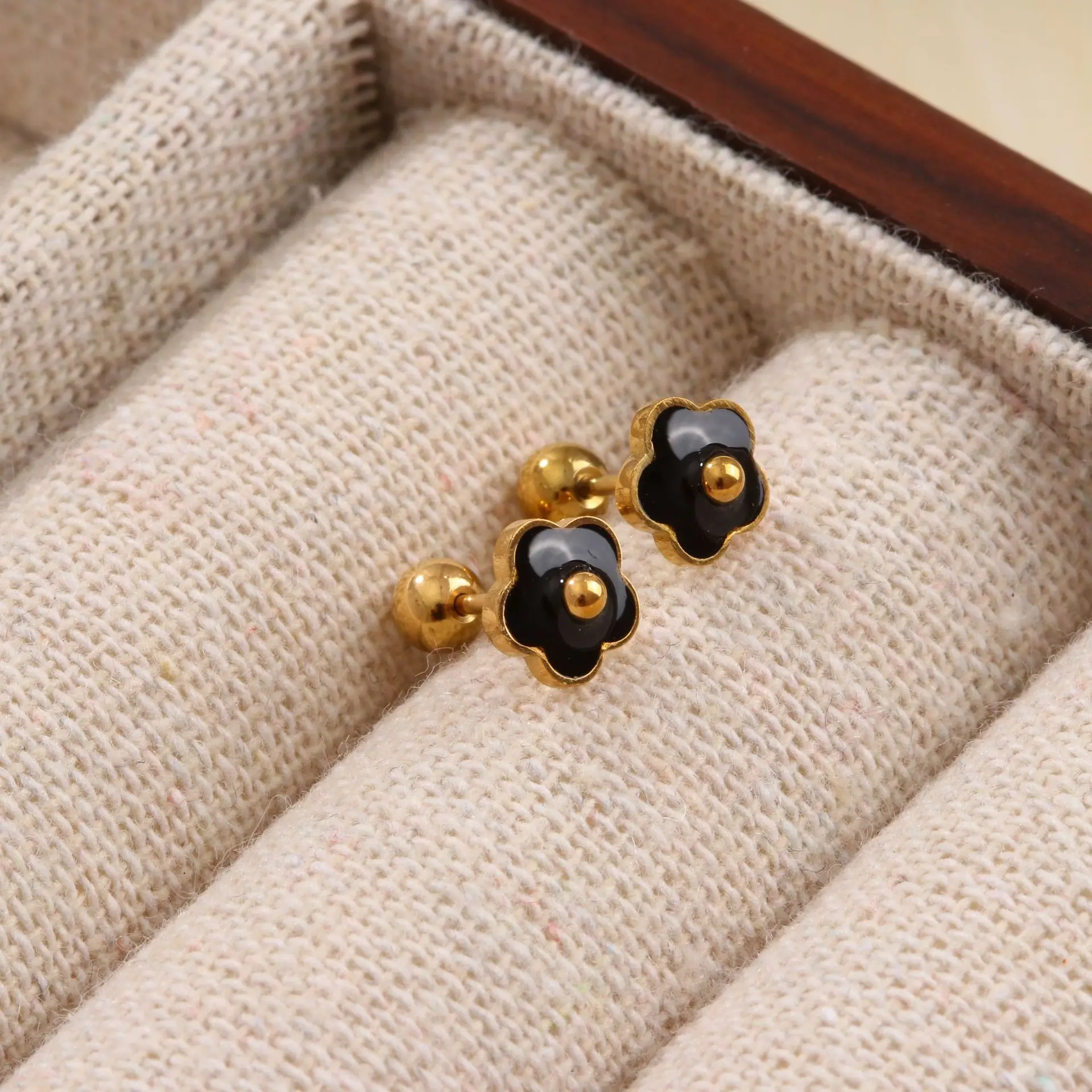18K Solid Gold Flower Cartilage Stud For Cartilage Or Helix Piercing - Image 2